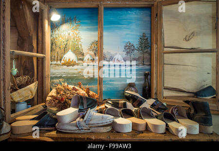 Der Arbeitsplatz der Clog-Hersteller Manfred Karolczak in der Spreewald-Gemeinde Burg (Brandenburg), Deutschland, 07. Dezember 2015. Seit 1909 haben in dem kleinen Familienbetrieb handgefertigten Holzschuhe aus Pappel und Erle Holz geschnitzt worden. Die Holzplatte ist mit Schweinsleder überzogen und mit Draht geklemmt. Nach etwa einer Stunde ein Paar Holzschuhe gemacht. Die Schuhe eignen sich besonders für den Garten und sind relativ unempfindlich gegenüber Feuchtigkeit aufgrund der Naturmaterialien. Foto: Patrick Pleul/dpa Stockfoto