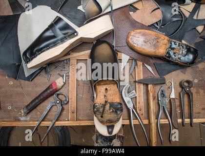 Der Arbeitsplatz der Clog-Hersteller Manfred Karolczak in der Spreewald-Gemeinde Burg (Brandenburg), Deutschland, 07. Dezember 2015. Seit 1909 haben in dem kleinen Familienbetrieb handgefertigten Holzschuhe aus Pappel und Erle Holz geschnitzt worden. Die Holzplatte ist mit Schweinsleder überzogen und mit Draht geklemmt. Nach etwa einer Stunde ein Paar Holzschuhe gemacht. Die Schuhe eignen sich besonders für den Garten und sind relativ unempfindlich gegenüber Feuchtigkeit aufgrund der Naturmaterialien. Foto: Patrick Pleul/dpa Stockfoto