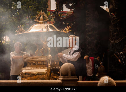 Taipeh, TAIWAN - APRIL 23: Menschen beten im Longshan Tempel in Taipei, Taiwan am 23. April 2015. Stockfoto