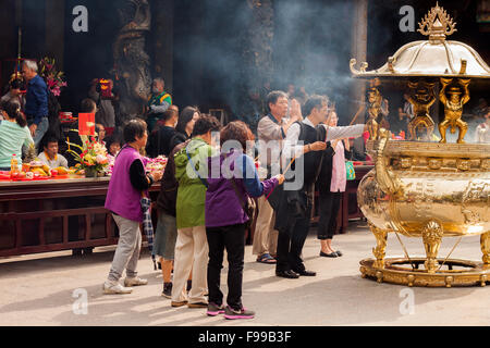 Taipeh, TAIWAN - APRIL 23: Menschen beten im Longshan Tempel in Taipei, Taiwan am 23. April 2015. Stockfoto