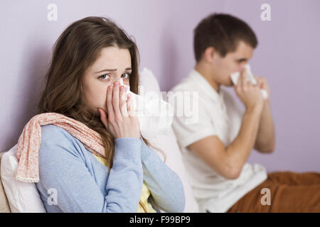 Kranke Frau und Mann haben, Erkältung, Grippe und Fieber. Stockfoto