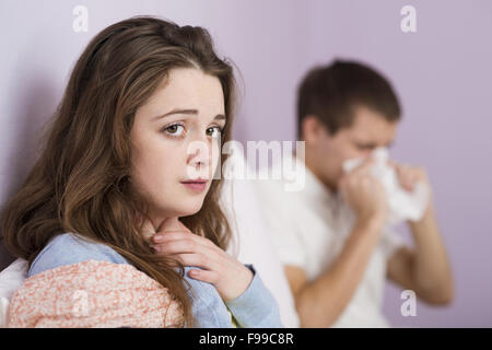 Kranke Frau und Mann haben, Erkältung, Grippe und Fieber. Stockfoto