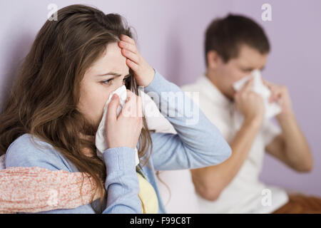 Kranke Frau und Mann haben, Erkältung, Grippe und Fieber. Stockfoto