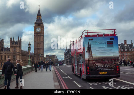 LONDON, ENGLAND - 27. November 2015: Westminster Bridge über die Themse mit Houses of Parliament und Big Ben in London. Stockfoto