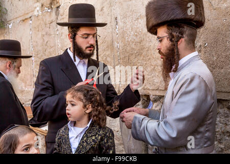 Eine orthodoxe jüdische Upsherin-Zeremonie an der Klagemauer in Jerusalem, Israel, Naher Osten. Stockfoto