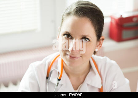 Porträt einer schönen weiblichen Arzt mit Stethoskop Stockfoto
