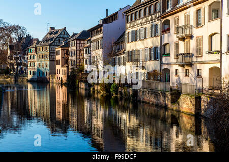 Historische Häuser am Fluss krank Kanal in der Petite France Viertel, Altstadt, Straßburg, Elsass, Frankreich Stockfoto