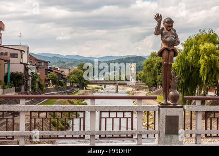 TAKAYAMA, JAPAN - 2. Juli 2015: langbeinige riesige Bronzestatue an Kaji Bashi Brücke Takayama, Japan am 2. Juli 2015. Stockfoto