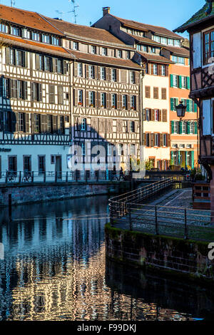 Historische Häuser am Fluss krank Kanal in der Petite France Viertel, Altstadt, Straßburg, Elsass, Frankreich Stockfoto