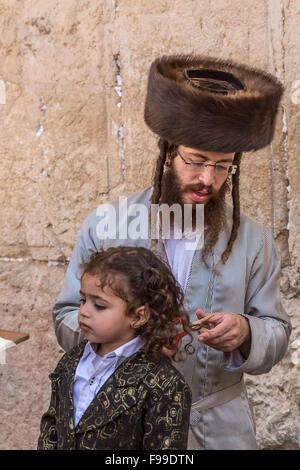 Eine orthodoxe jüdische Upsherin-Zeremonie an der Klagemauer in Jerusalem, Israel, Naher Osten. Stockfoto