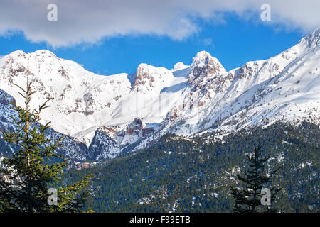 Panoramablick auf Vardousia schneebedeckten Berg finden Sie unter Fokida Region in Zentral-Griechenland Stockfoto