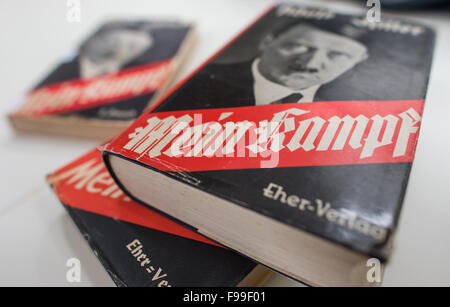 München, Deutschland. 11. Dezember 2015. Verschiedene Ausgabe von Adolf Hitlers Buch "Mein Kampf" mit einem Porträt von Hitler, fotografiert am Institut Fuer Zeitgeschichte (IfZ, Institut für Zeitgeschichte) in München, Deutschland, 11. Dezember 2015. Foto: MATTHIAS BALK/DPA/Alamy Live-Nachrichten Stockfoto