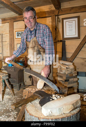 Clog-Hersteller Manfred Karolczak arbeitet mit einem Manometer auf einem Holzschuh Bett an seinem Arbeitsplatz in der Spreewald-Gemeinde Burg (Brandenburg), Deutschland, 07. Dezember 2015. Seit 1909 haben in dem kleinen Familienbetrieb handgefertigten Holzschuhe aus Pappel und Erle Holz geschnitzt worden. Die Holzplatte ist mit Schweinsleder überzogen und mit Draht geklemmt. Nach etwa einer Stunde ein Paar Holzschuhe gemacht. Die Schuhe eignen sich besonders für den Garten und sind relativ unempfindlich gegenüber Feuchtigkeit aufgrund der Naturmaterialien. Foto: Patrick Pleul/dpa Stockfoto