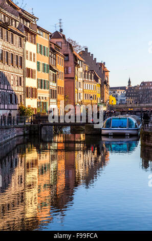 Historische Häuser am Fluss krank Kanal in der Petite France Viertel, Altstadt, Straßburg, Elsass, Frankreich Stockfoto