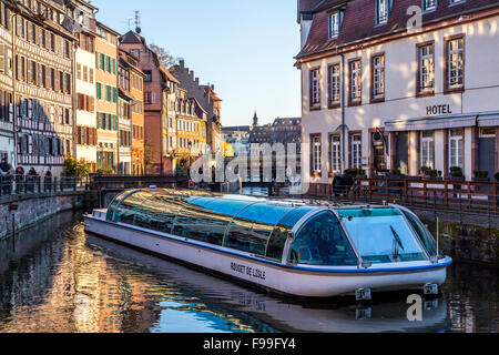 Historische Häuser am Fluss krank Kanal, im Viertel Petite France, Altstadt, Canal cruise Boot, Straßburg, Elsass, Frankreich Stockfoto