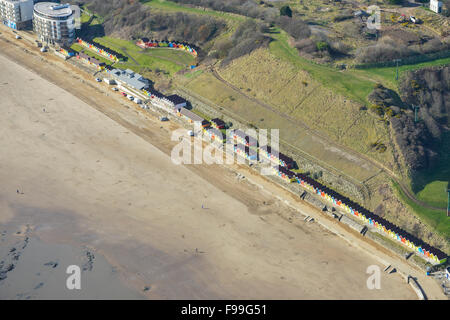 Eine Luftaufnahme des Strandes und Strandhütten in Scarborough, North Yorkshire Stockfoto