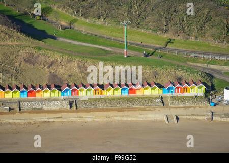 Eine Luftaufnahme des Strandes und Strandhütten in Scarborough, North Yorkshire Stockfoto