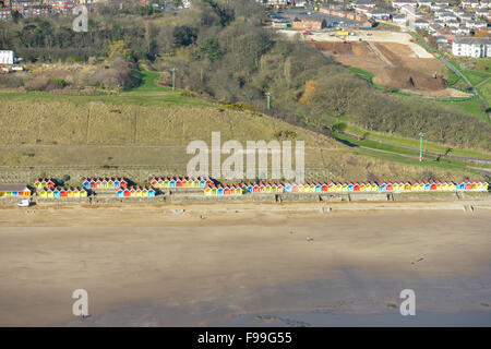 Eine Luftaufnahme des Strandes und Strandhütten in Scarborough, North Yorkshire Stockfoto