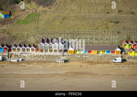 Eine Luftaufnahme des Strandes und Strandhütten in Scarborough, North Yorkshire Stockfoto