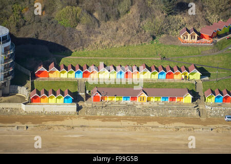 Eine Luftaufnahme des Strandes und Strandhütten in Scarborough, North Yorkshire Stockfoto