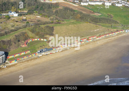 Eine Luftaufnahme des Strandes und Strandhütten in Scarborough, North Yorkshire Stockfoto