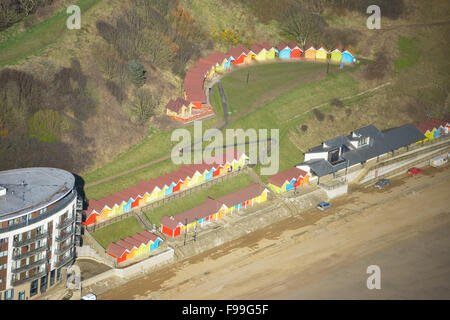 Eine Luftaufnahme des Strandes und Strandhütten in Scarborough, North Yorkshire Stockfoto