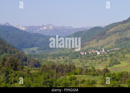 Ansicht eines Bergdorfes. Prades, Ariege Pyrenäen, Frankreich. Juni. Stockfoto