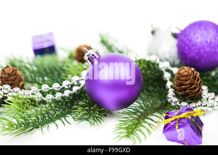 Dekorative Weihnachtskugeln auf weißem Hintergrund Stockfoto