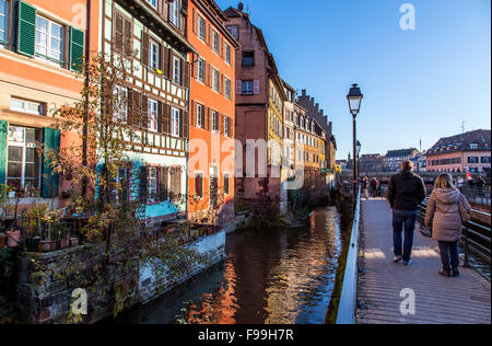 Historische Häuser am Fluss krank Kanal in der Petite France Viertel, Altstadt, Straßburg, Elsass, Frankreich Stockfoto