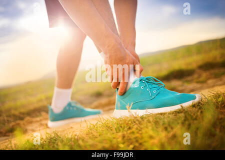 Läufer Bein und Muskel Schmerzen beim Lauftraining im Freien im Sommer-Natur Stockfoto