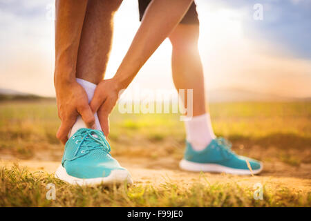 Läufer Bein und Muskel Schmerzen beim Lauftraining im Freien im Sommer-Natur Stockfoto