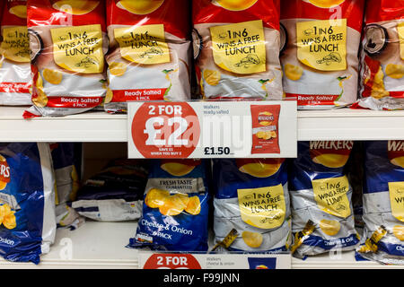 2 für £2 Chips bieten im Supermarkt, UK Stockfoto