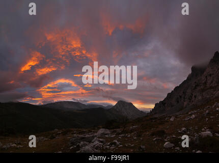 Sonnenuntergang Landschaft von Urkiola, Baskenland Stockfoto