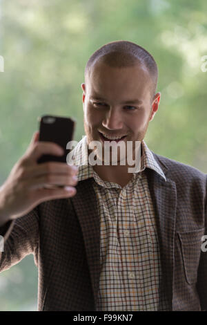 Geschäftsmann, wobei ein Selbstporträt auf smartphone Stockfoto