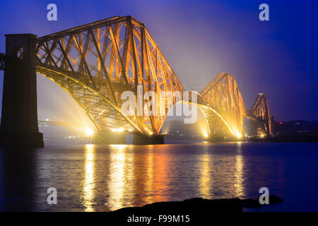 Die Forth Rail Bridge während der blauen Stunde Stockfoto