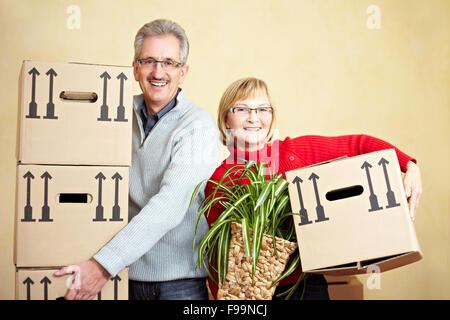 Zwei glückliche ältere Leute mit vielen Umzugskartons Stockfoto