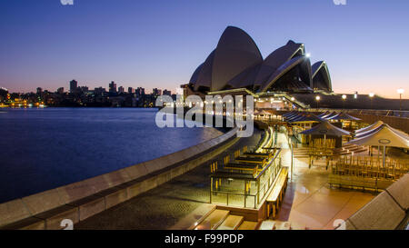 Eine Aufnahme des Opernhauses von Sydney vor dem Sonnenaufgang in Australien mit angeleuchtem Licht Stockfoto