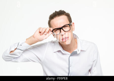 Porträt eines jungen Geschäftsmann in Gläsern, Blick in die Kamera auf einem weißen Hintergrund isoliert Stockfoto