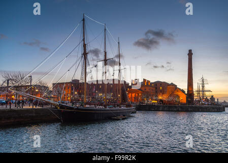 Weihnachts-Szene in der Abenddämmerung über Canning Dock das Albert Dock in Liverpool Komplex zu betrachten. Stockfoto