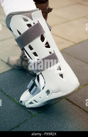 Nahaufnahme der Frau zu Fuß mit Gips und Krücken Stockfotografie - Alamy