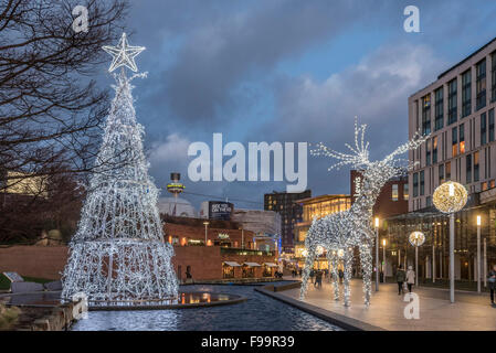 Chevasse Park Liverpool One Weihnachtsschmuck und Lichter. Riesige Rentier. Nacht Stockfoto