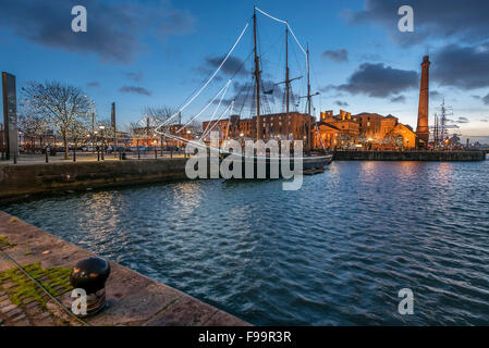 Weihnachts-Szene in der Abenddämmerung über Canning Dock das Albert Dock in Liverpool Komplex zu betrachten. Stockfoto