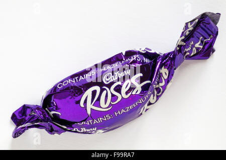 Cadbury Roses Hazel in Karamell Schokolade auf weißem Hintergrund - Cadbury Roses Pralinen Stockfoto