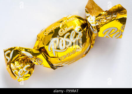 Cadbury Roses Goldenes Fass Schokolade auf weißem Hintergrund - Cadbury Roses Pralinen Stockfoto