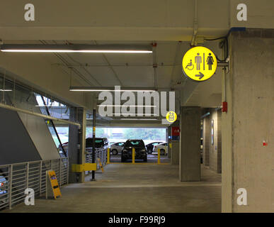 Parkhaus oder Parkplatz innen Stockfoto