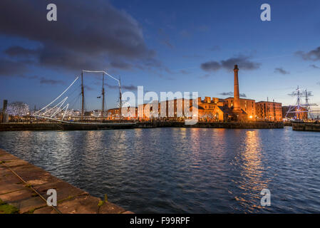 Weihnachts-Szene in der Abenddämmerung über Canning Dock das Albert Dock in Liverpool Komplex zu betrachten. Stockfoto