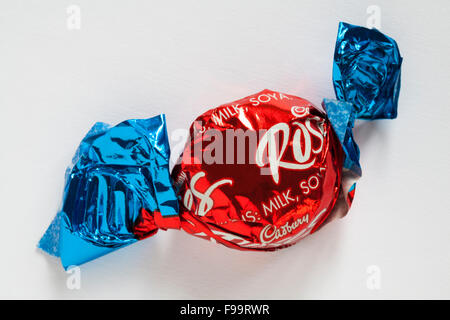 Cadbury Roses Signatur Trüffel Schokolade auf weißem Hintergrund - Cadbury Roses Pralinen Stockfoto