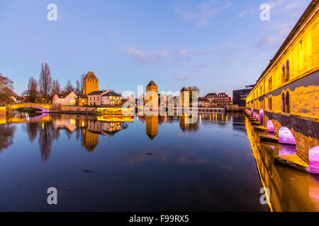 Blick auf die drei Türme der gedeckten Brücken (Ponts Couverts), Teil der ehemaligen Stadtbefestigung, Straßburg, Elsass, Frankreich Stockfoto