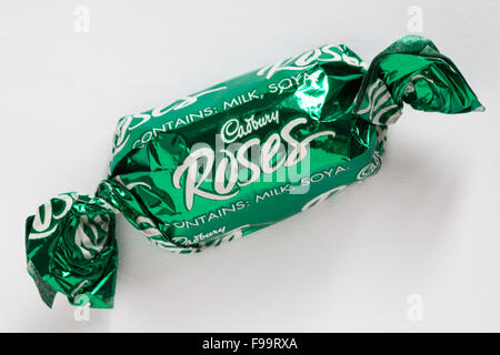 Cadbury Roses/Escape Schokolade auf weißem Hintergrund - Cadbury Roses Pralinen Stockfoto