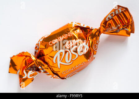 Cadbury Roses Tangy orange Creme Schokolade auf weißem Hintergrund - Cadbury Roses Pralinen Stockfoto